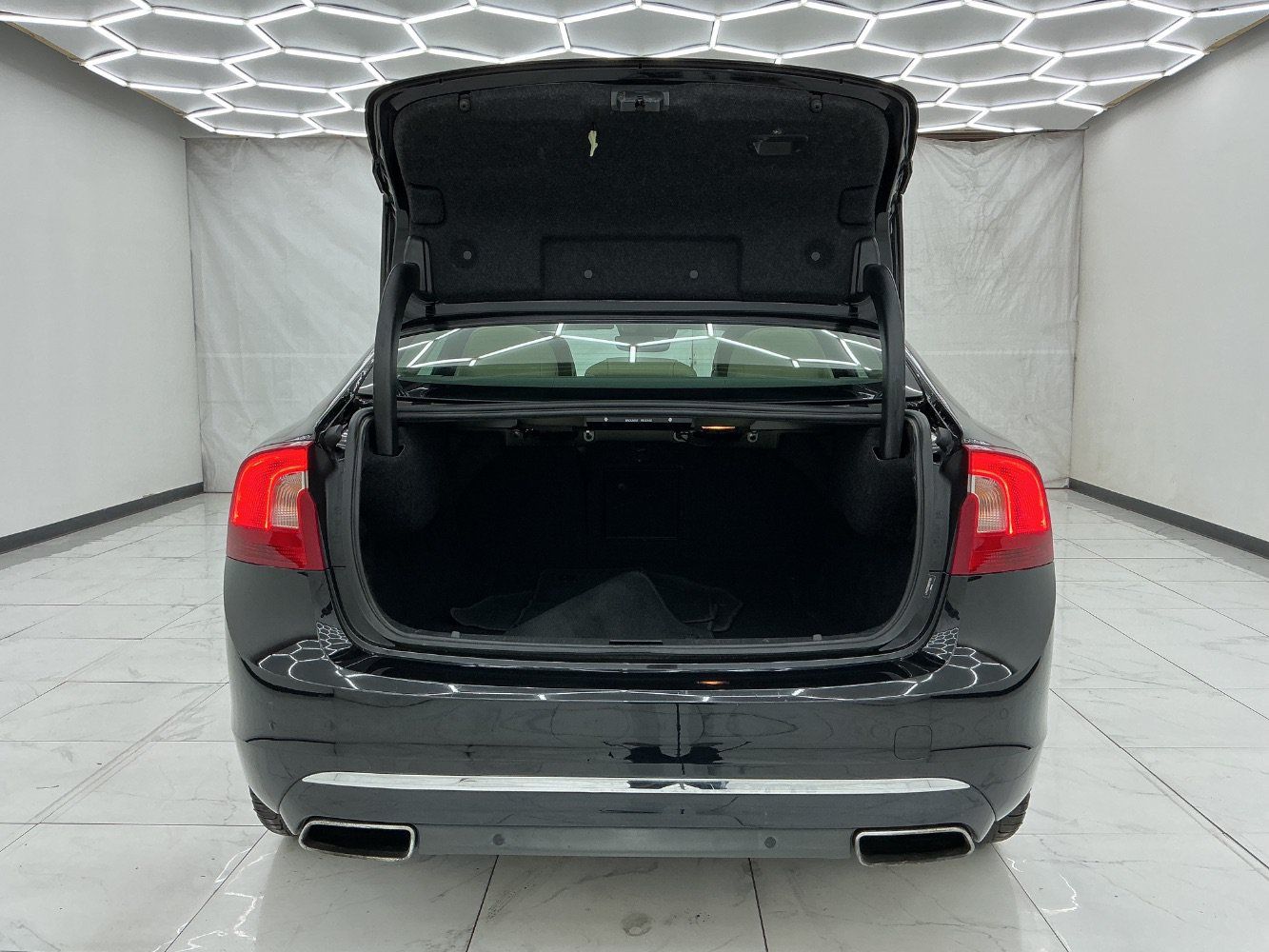 Used 2017 Volvo S60 T5 Inscription Platinum w/ Climate Package AWD/4WD image 45