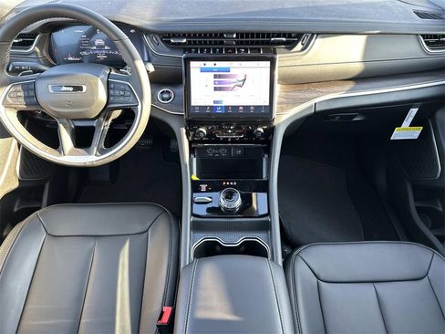 New 2025 Jeep Grand Cherokee L Limited image 12