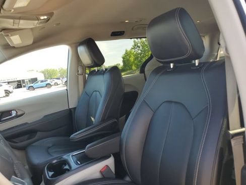 Used 2024 Chrysler Pacifica Touring-L FWD image 5