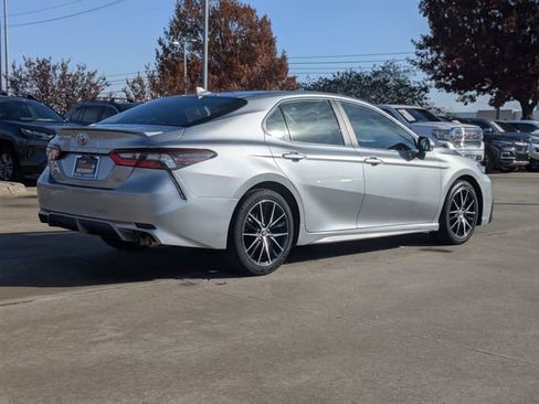 Used 2024 Toyota Camry SE image 6