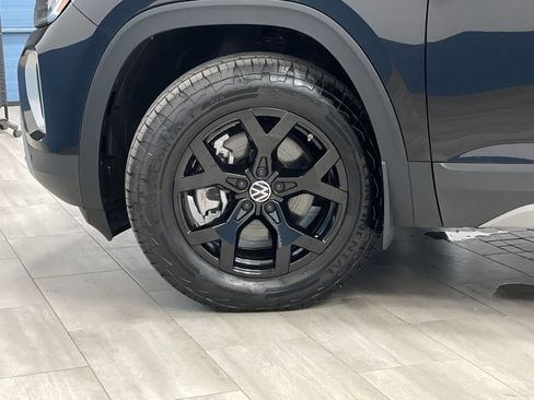 Used 2024 Volkswagen Atlas Peak Edition SE image 39