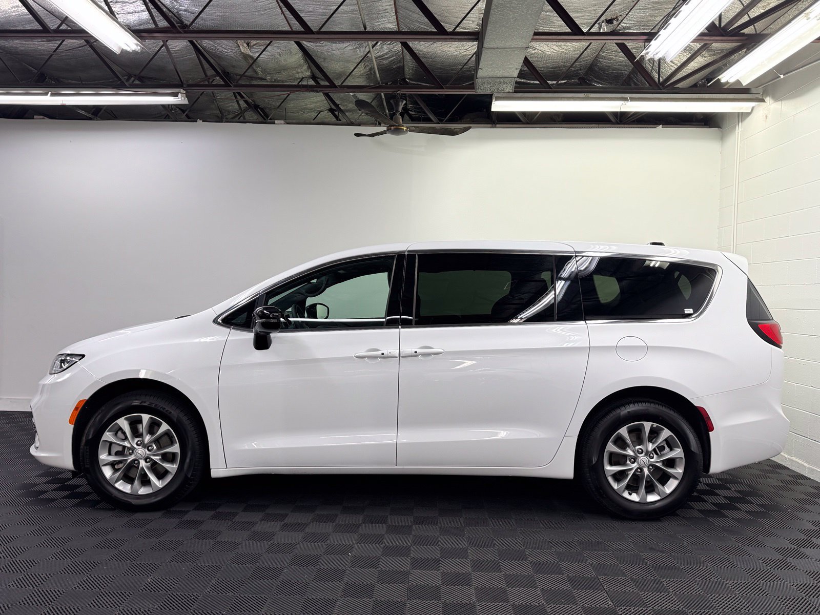 Used 2026 Chrysler Pacifica Limited AWD/4WD image 3