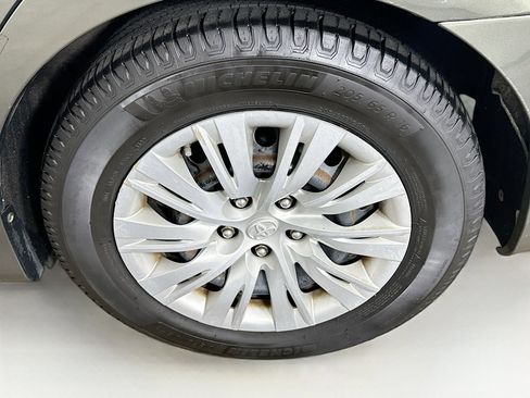 Used 2012 Toyota Camry L image 11