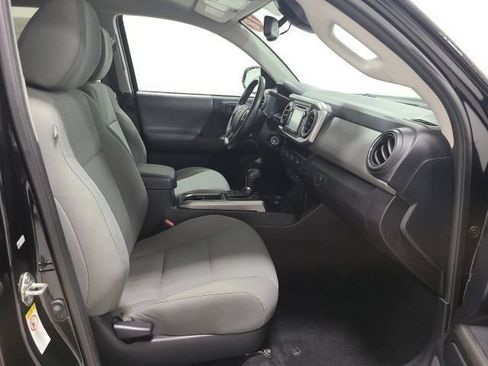 Certified 2018 Toyota Tacoma SR5 AWD/4WD image 12