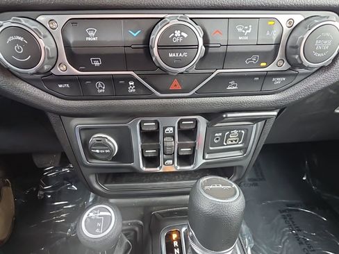 Used 2025 Jeep Gladiator Nighthawk image 33