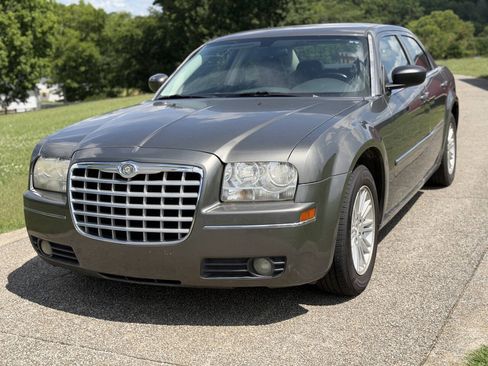 Used 2009 Chrysler 300 Touring RWD image 5