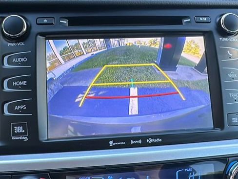 Used 2017 Toyota Highlander Limited image 12