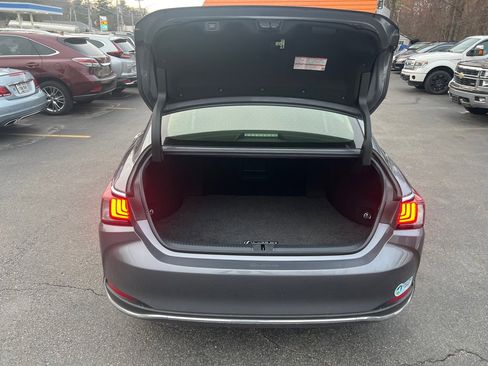 Used 2019 Lexus ES 300h w/ Accessory Package 2 image 5