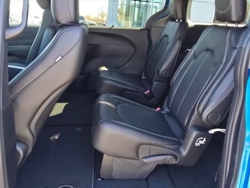 New 2026 Chrysler Pacifica Select image 5