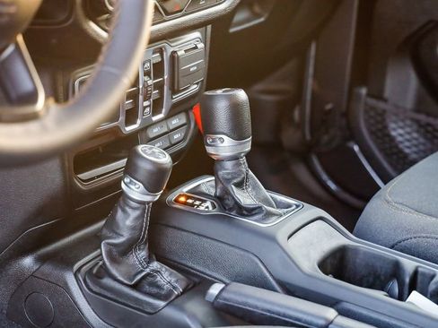 Used 2024 Jeep Wrangler Unlimited image 21