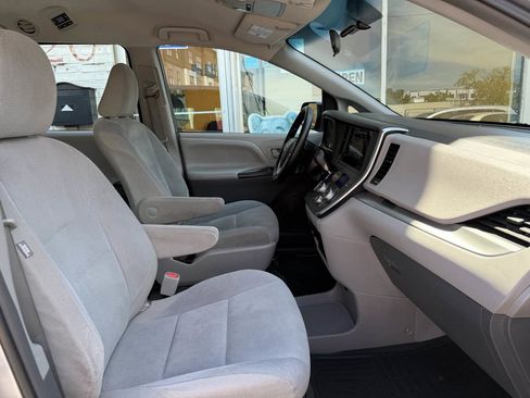 Used 2016 Toyota Sienna L FWD image 10