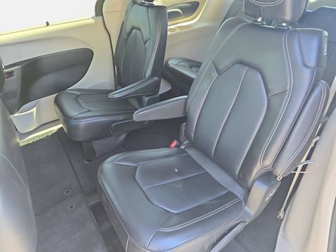 Used 2024 Chrysler Pacifica Touring-L FWD image 12