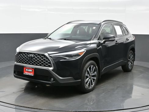 Used 2022 Toyota Corolla Cross XLE w/ Convenience Package image 2