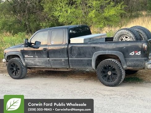 Used 2004 GMC Sierra 2500 SLE w/ Heavy-Duty Power Package AWD/4WD image 3