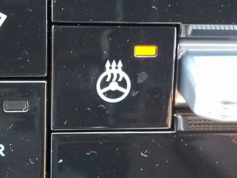 New 2025 Nissan Armada SL w/ Captain's Chari Seat Package image 18