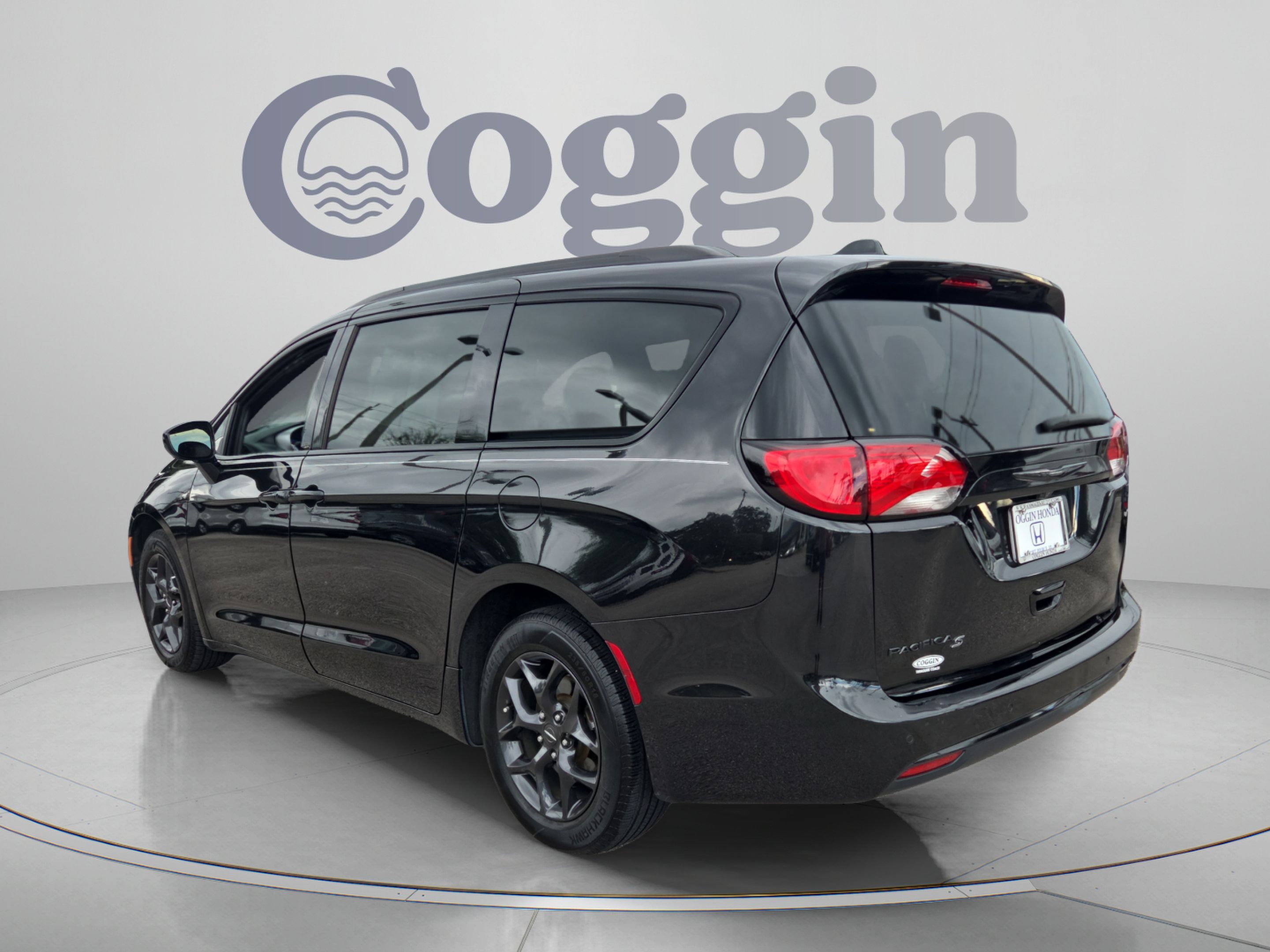 Used 2019 Chrysler Pacifica Touring-L Plus w/ S Appearance Package FWD image 3