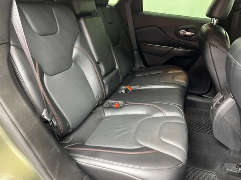 Used 2019 Jeep Cherokee Trailhawk AWD/4WD image 19