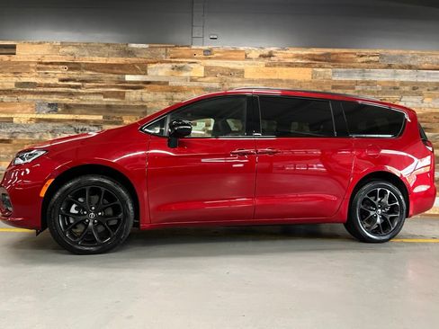 Used 2026 Chrysler Pacifica Limited w/ Uconnect Theater Family Group AWD/4WD image 50