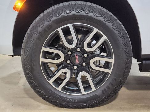Used 2023 GMC Yukon XL AT4 image 28