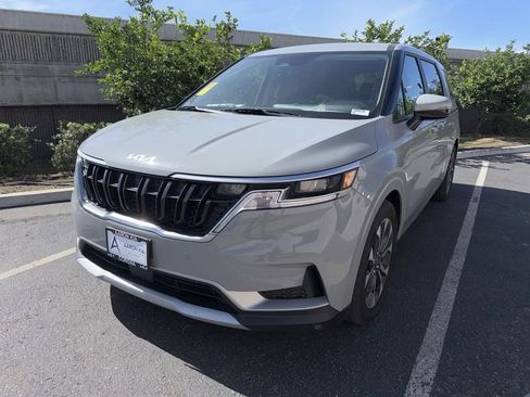 Used 2024 Kia Carnival EX image 2