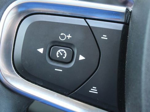 Used 2023 Volvo XC40 B5 Plus w/ Protection Package Premier image 28