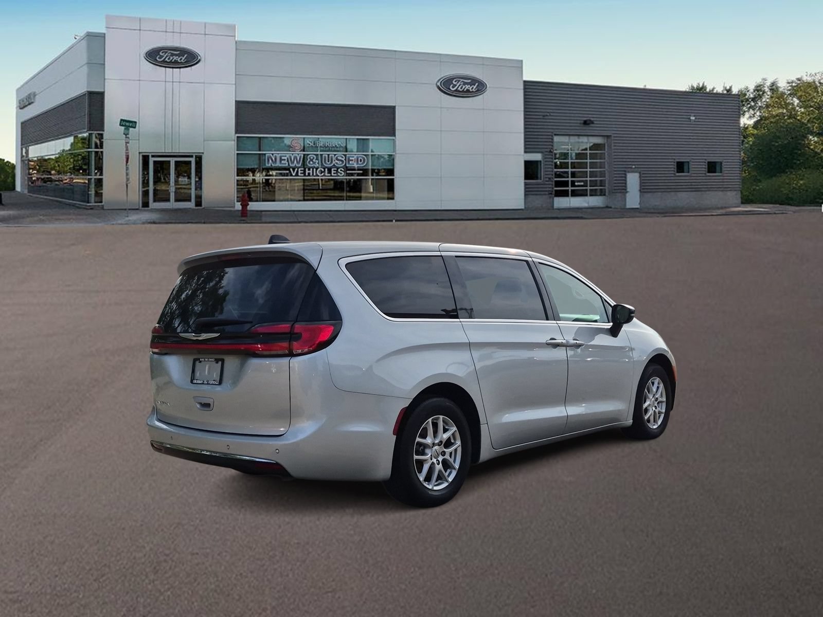 Used 2024 Chrysler Pacifica Touring-L FWD image 9