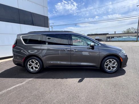 Used 2023 Chrysler Pacifica Limited FWD image 8
