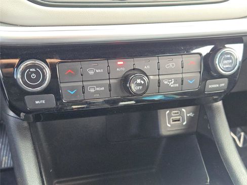 Certified 2025 Jeep Compass Limited image 32