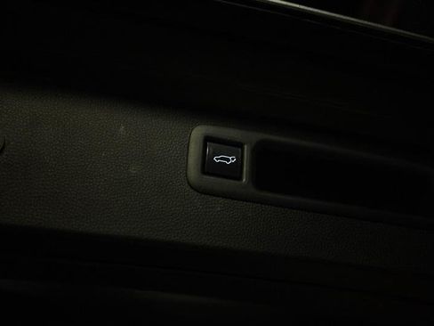 Used 2023 Toyota Highlander XLE AWD/4WD image 8