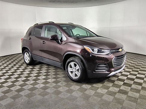 Used 2022 Chevrolet Trax LT w/ LT Convenience Package image 2