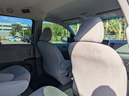 Certified 2017 Toyota Sienna L image 16