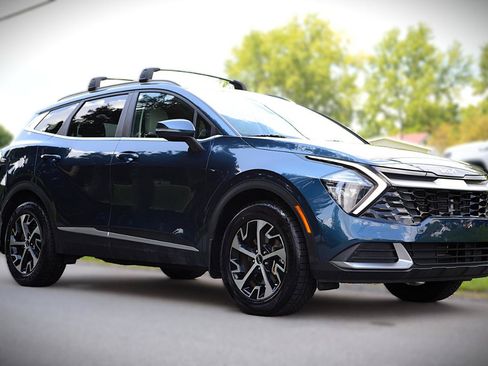 Used 2023 Kia Sportage EX AWD/4WD image 3