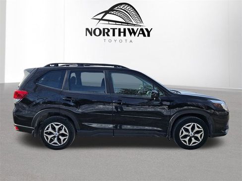 Used 2023 Subaru Forester Premium image 3