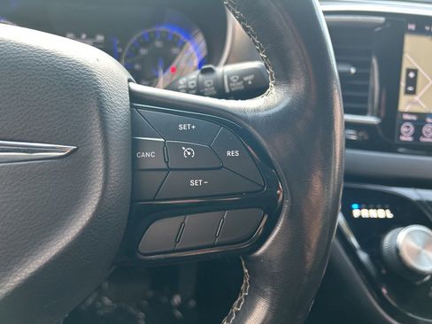 Used 2020 Chrysler Pacifica Touring-L image 31