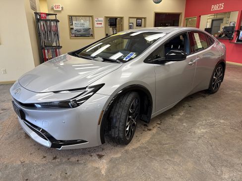 Used 2023 Toyota Prius Prime FWD image 3