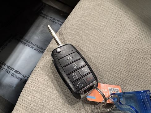 Used 2016 Kia Sedona LX w/ LX Convenience Package image 14