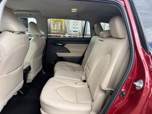 Used 2023 Toyota Highlander XLE AWD/4WD image 56