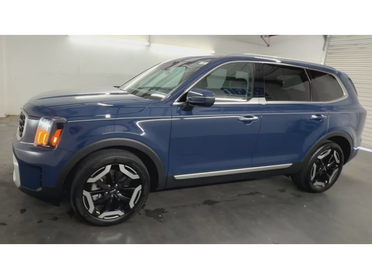 Used 2025 Kia Telluride S FWD image 4