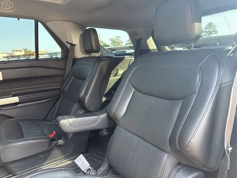 Used 2022 Ford Explorer Limited w/ Equipment Group 301A AWD/4WD image 11
