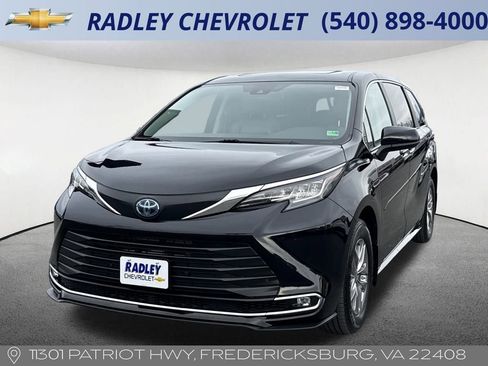 Used 2023 Toyota Sienna XLE image 1