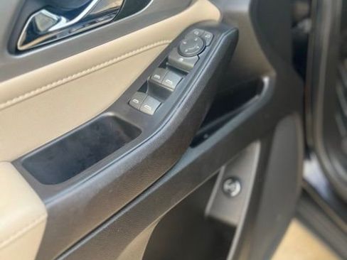 Used 2022 Chevrolet Traverse LT image 21