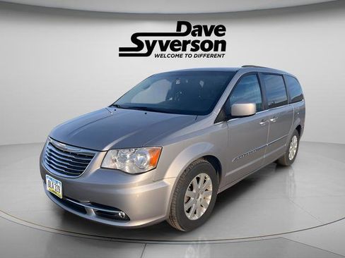 Used 2016 Chrysler Town & Country Touring image 1