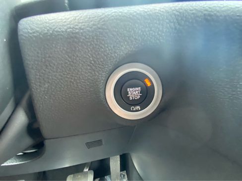 Used 2025 Chrysler Pacifica Select FWD image 25