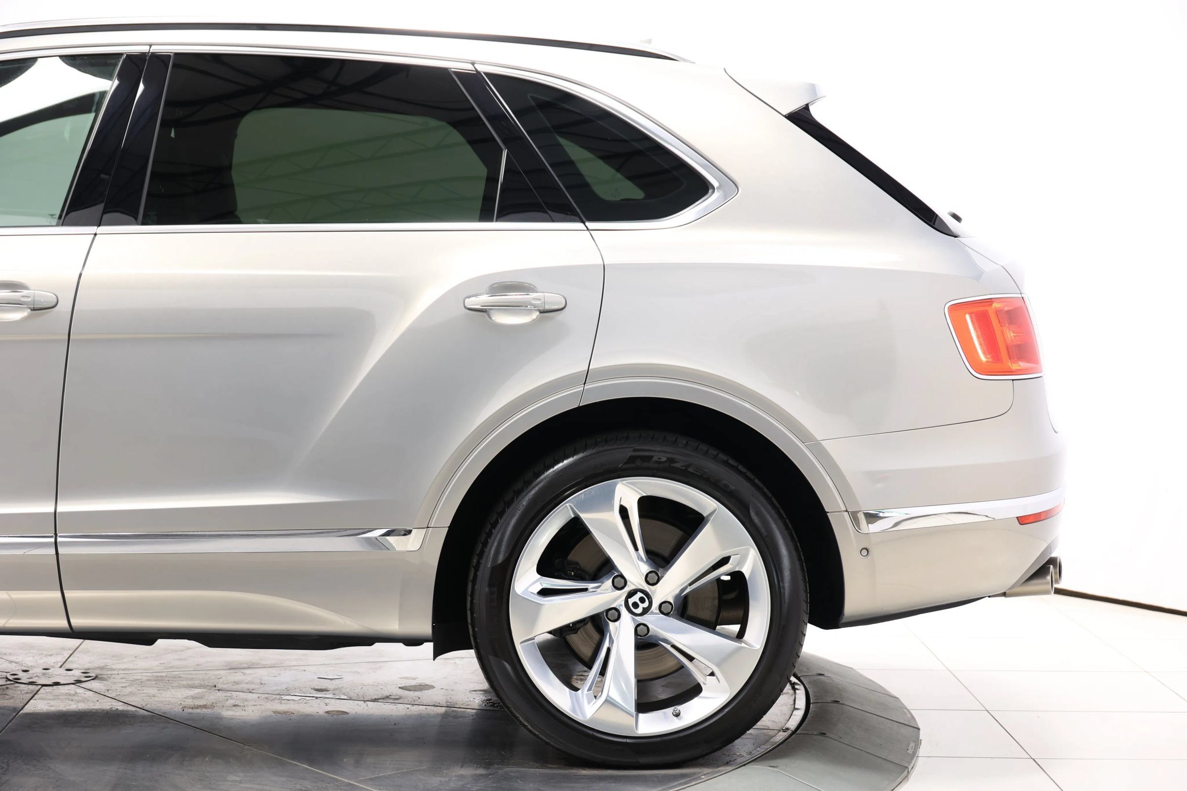 Used 2018 Bentley Bentayga Onyx Edition AWD/4WD image 10