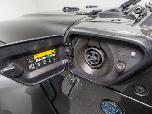 Used 2025 Jeep Wrangler Unlimited Sahara AWD/4WD image 35