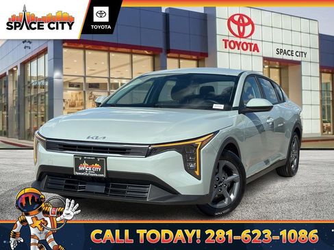 Used 2025 Kia K4 LXS image 1