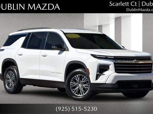 Used 2025 Chevrolet Traverse LT FWD image 1