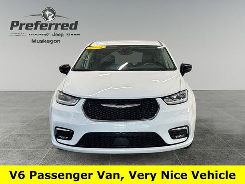 Used 2024 Chrysler Pacifica Touring-L image 13