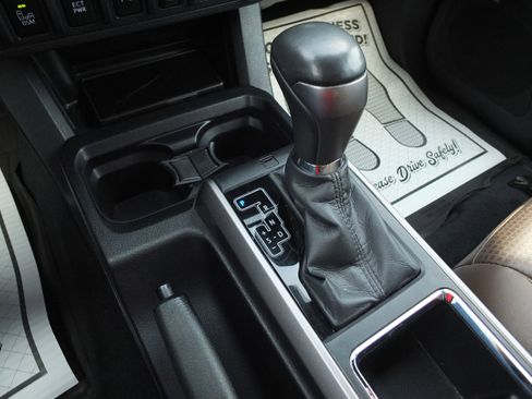 Used 2016 Toyota Tacoma Limited w/ Towing Package image 22