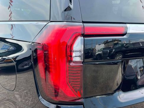 Used 2025 GMC Yukon XL Denali AWD/4WD image 11
